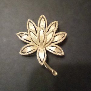 Avon Gold Tone 1971 Precious Pretender Lotus Flower Brooch Pin